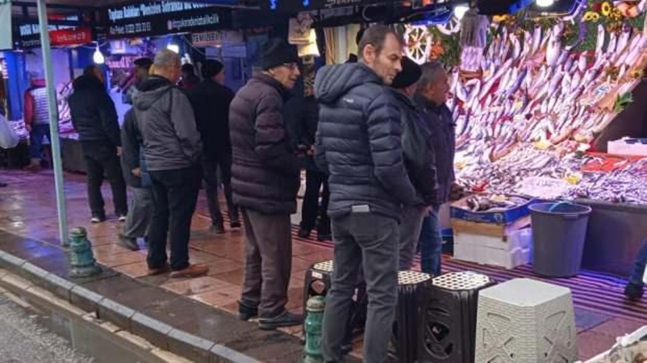 Vatandaşlar soğuğa rağmen balık sırasında