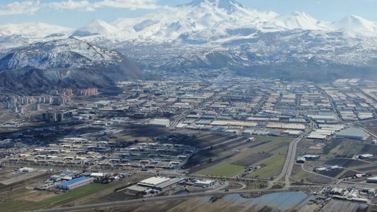 Yüzlerce kişi sıraya girdi! Sınırlar doldu, kentte arsa kalmadı