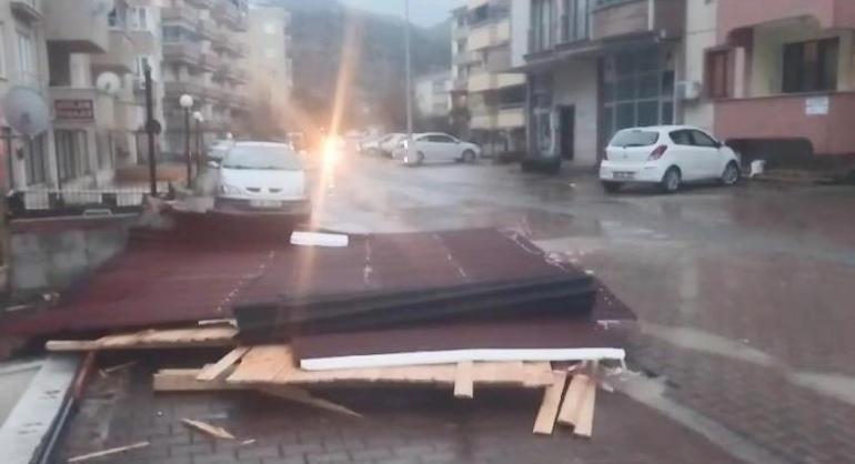 Rize ve Kastamonu'da fırtına etkili oldu! Ağaçlar devrildi, çatılar uçtu