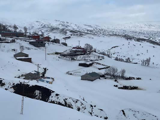 Köyde her şey kara gömüldü! 'Evlerimizi bulmakta zorlanıyoruz'