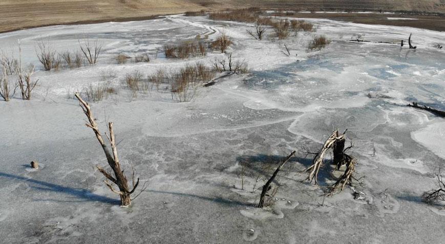Hava sıcaklığı eksi 17 dereceye düştü! Kars’ta baraj gölü dondu