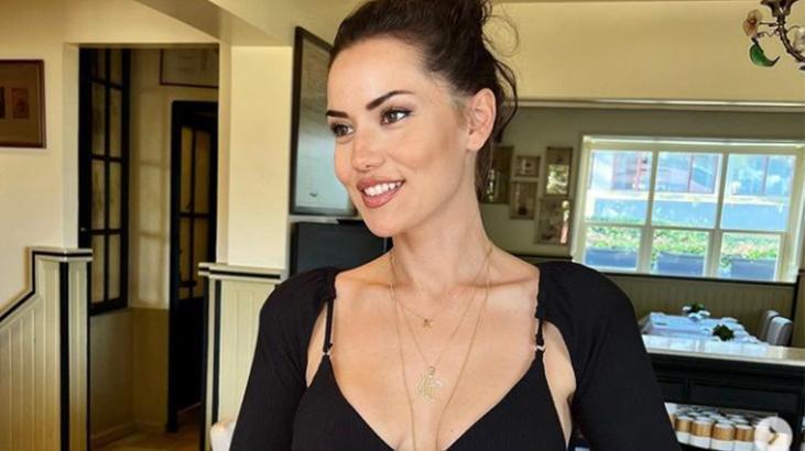 Fahriye Evcen lüks aracında poz verdi!