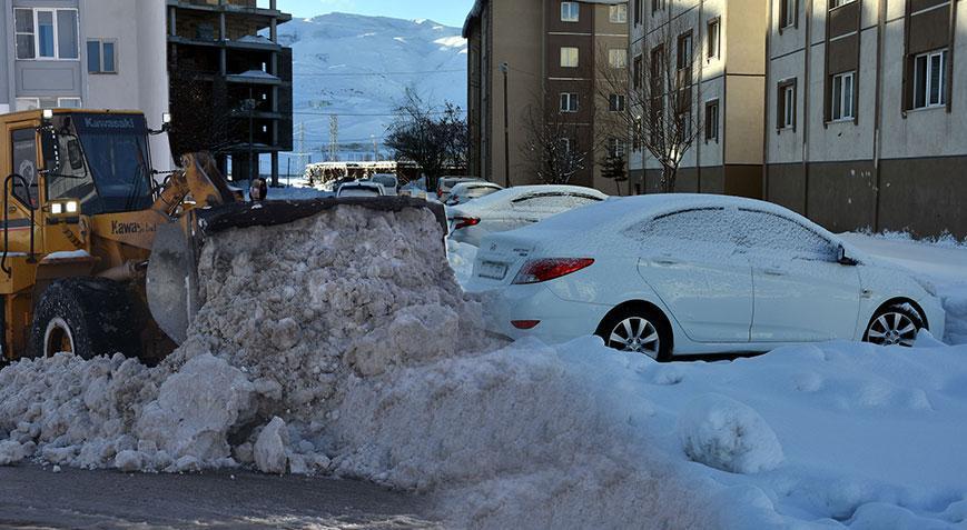 Birçok kent kara teslim oldu! Binlerce yol ulaşıma kapandı