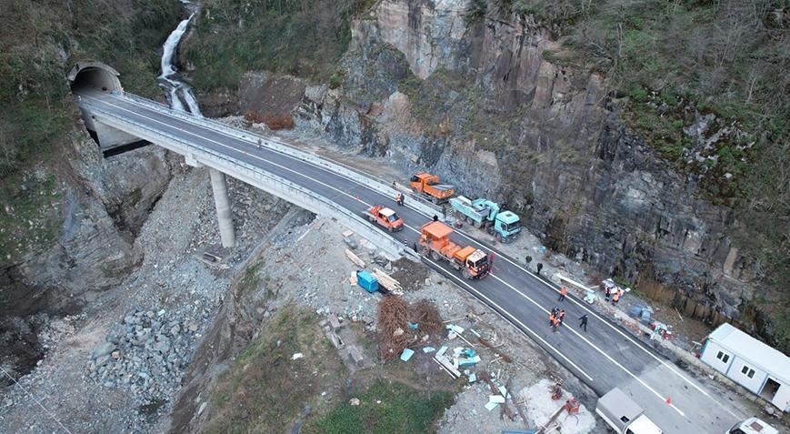 Heyelan nedeniyle ulaşıma kapanan Karadeniz-Akdeniz Yolu açıldı