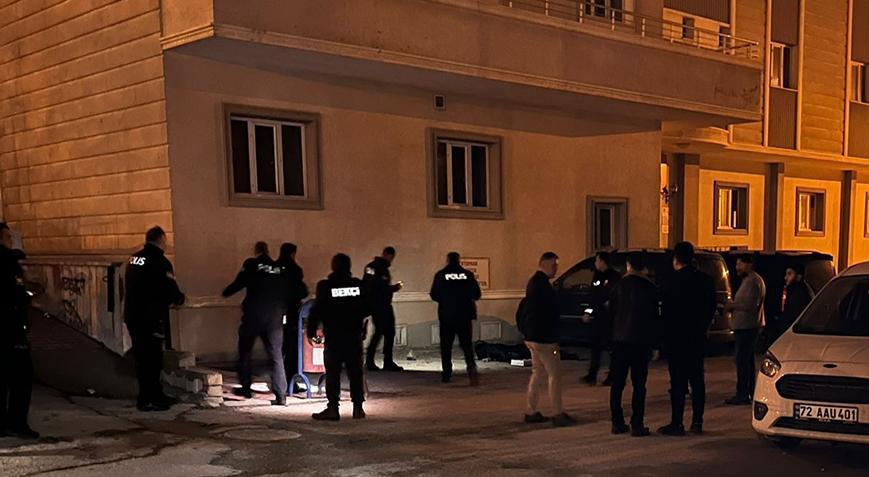 Sokakta ortasında silahlı saldırıya uğradı, olay yerinde hayatını kaybetti