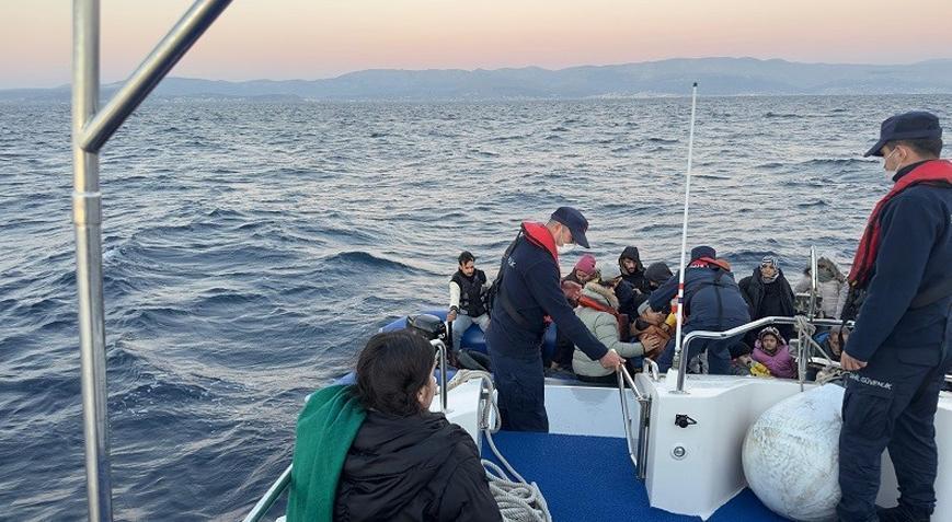 Yunan unsurları geri itti! Lastik botla sürüklenen düzensiz göçmenler karaya çıkartıldı