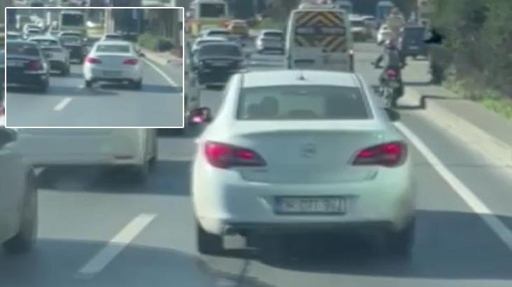 Bu görüntüler İstanbul’dan! Araçta kadını dövdü, trafiği tehlikeye attı