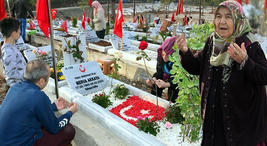 Yılın son gününde depremde kaybettikleri için dua ettiler