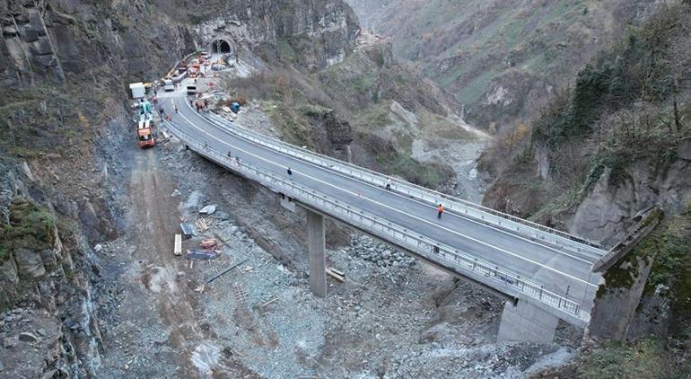 Heyelan nedeniyle ulaşıma kapanan Karadeniz-Akdeniz Yolu açıldı