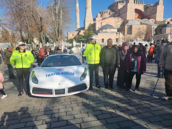 Suç örgütlerinden el konulan Ferrari sokaklarda