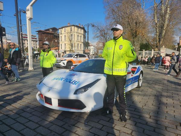 Suç örgütlerinden el konulan Ferrari sokaklarda