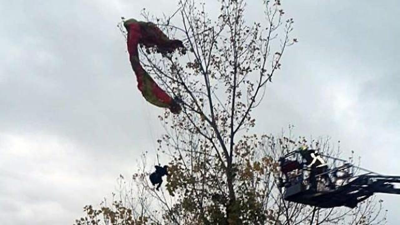 Ağaca takılan yamaç paraşütçüsünü itfaiye kurtardı