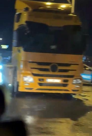 TIR'a ok gibi saplandı! 28 yaşındaki gencin can verdiği feci kazanın görüntüleri