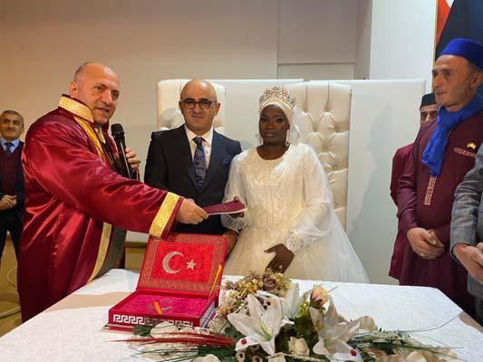 Her şey iş için gittiği Mali'de yediği ceza ile başladı! Rize'ye Afrikalı gelin