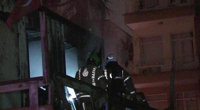 Kadıköy'de korku dolu dakikalar! İşçilerin kaldığı konteyner küle döndü