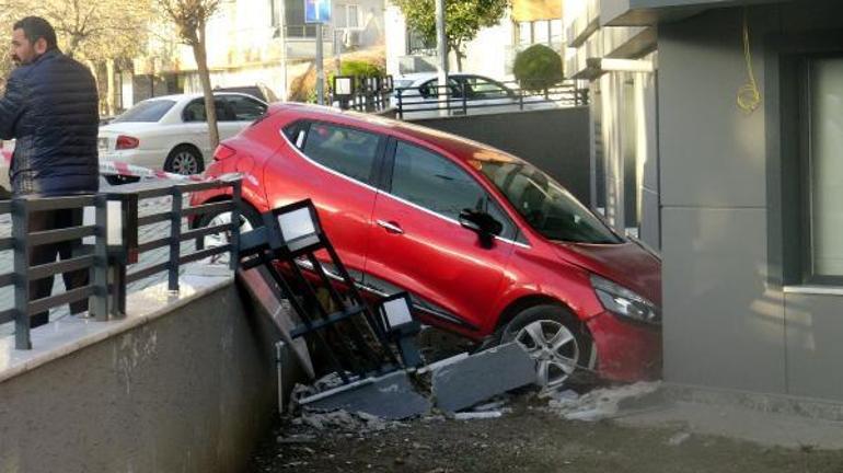 Pedalları karıştıran sürücü apartman dairesine çarparak durabildi