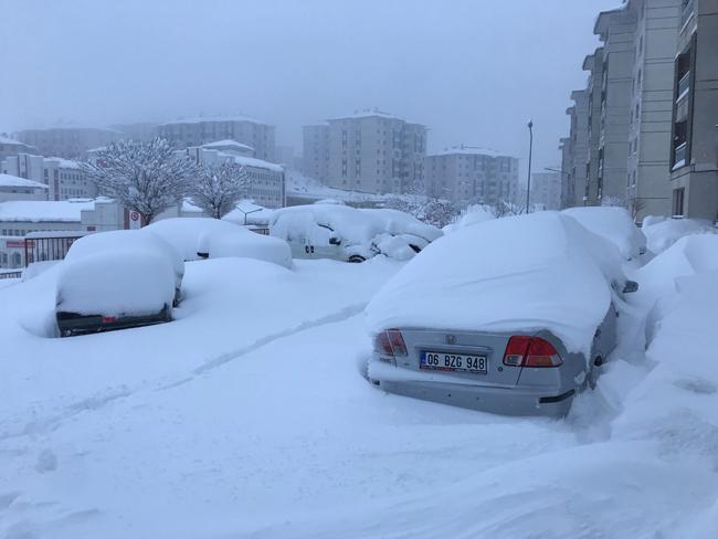 Kar esareti! 355 köy ve mezra yolu ulaşıma kapandı, kara yoluna çığ düştü