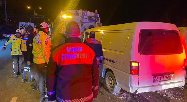 Minibüs yol temizleme aracına çarptı, sürücü ağır yaralandı