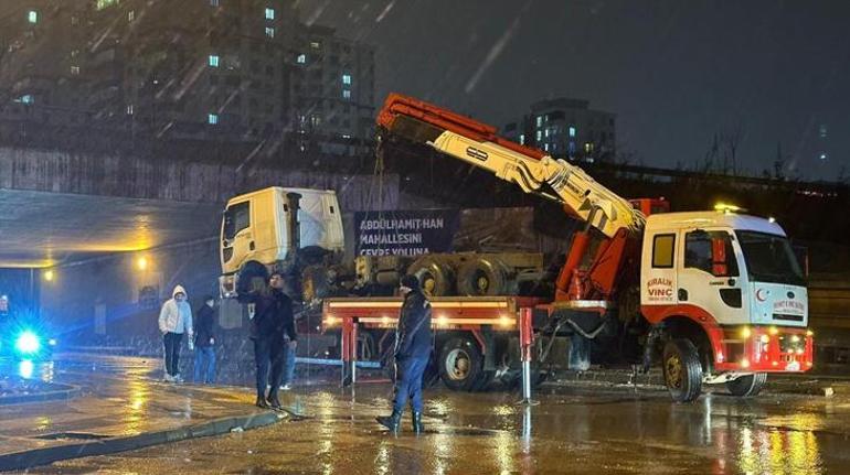 Gaziantep'te TIR üst geçide sıkıştı! Dorsesi açıldı fark etmedi