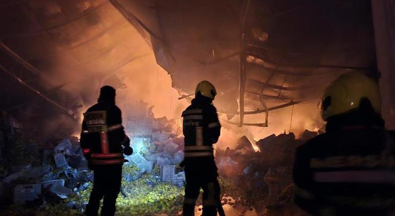 Mersin'deki büyük yangında soğutma çalışmaları devam ediyor