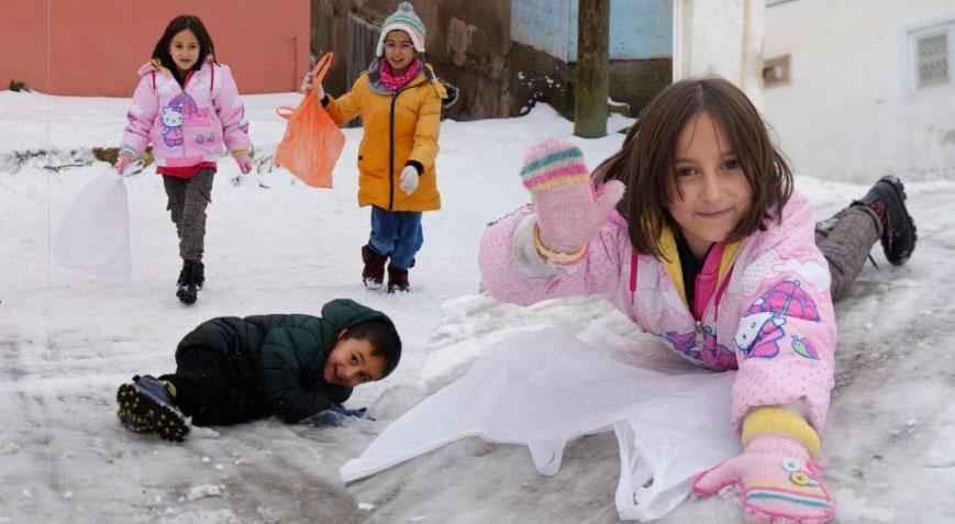 Bayburt’a mevsimin ilk karı yağdı! Çocuklar tadını çıkardı