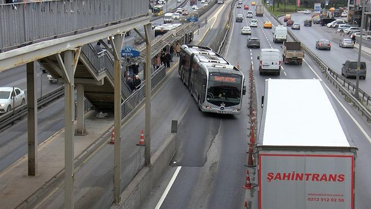 Metrobüs yolunda şaşırtan görüntü! ‘Bu şaka mı?’