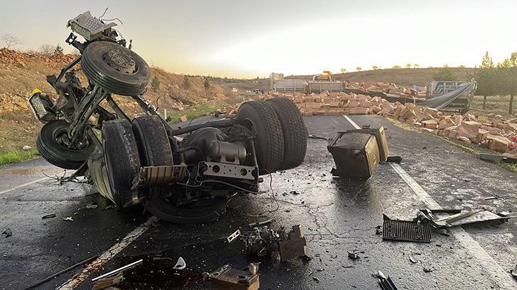 Şanlıurfa’da TIR’lar çarpıştı, 2 kişi öldü! Feci görüntüler