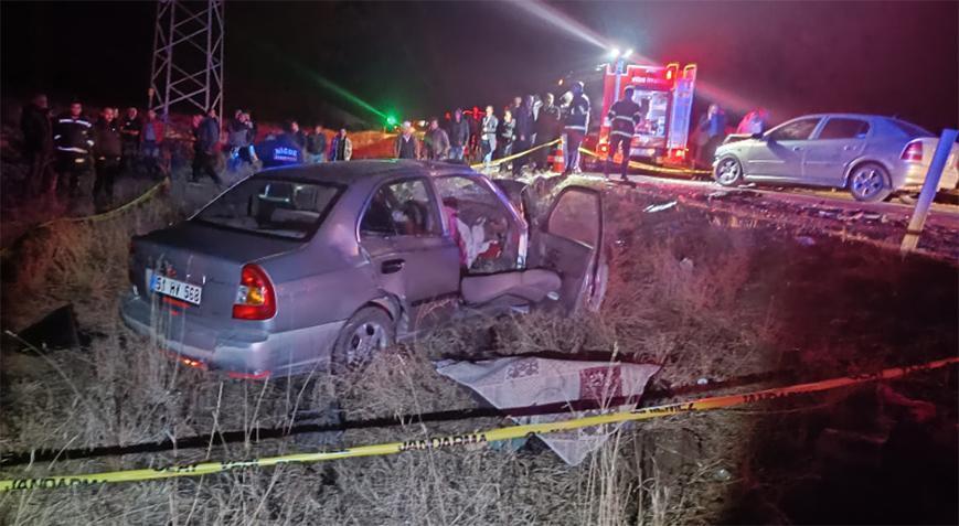 Niğde’de 2 otomobil kafa kafaya çarpıştı: Karı- koca hayatını kaybetti