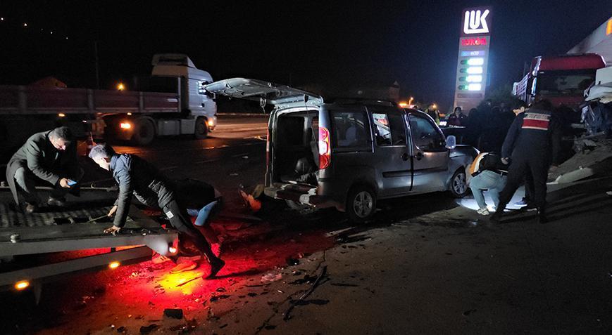 Korkunç kaza! Araç ikiye bölündü! Sürücü camdan fırladı