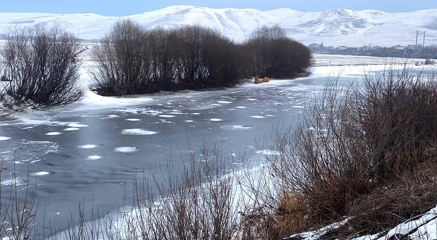 Sıcaklık sıfırın altında 10.3 dereceye düştü! Kura Nehri’nin yüzeyi buz tuttu