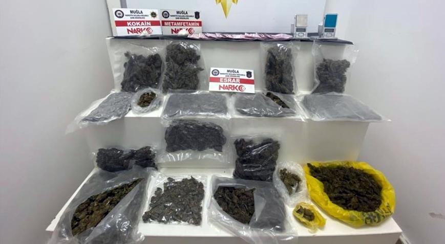 Öğrencilere uyuşturucu satıyorlardı! Kıskıvrak yakalandılar