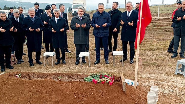 Bakan Yerlikaya’dan şehit ailesine ziyaret: Sen artık devletimize emanetsin