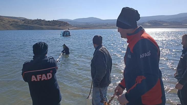 Traktörünü göle soktu, sebebi şaşkınlık yarattı