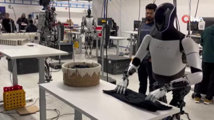 Elon Musk görüntüleri paylaştı! ‘Optimus tişört katlıyor’
