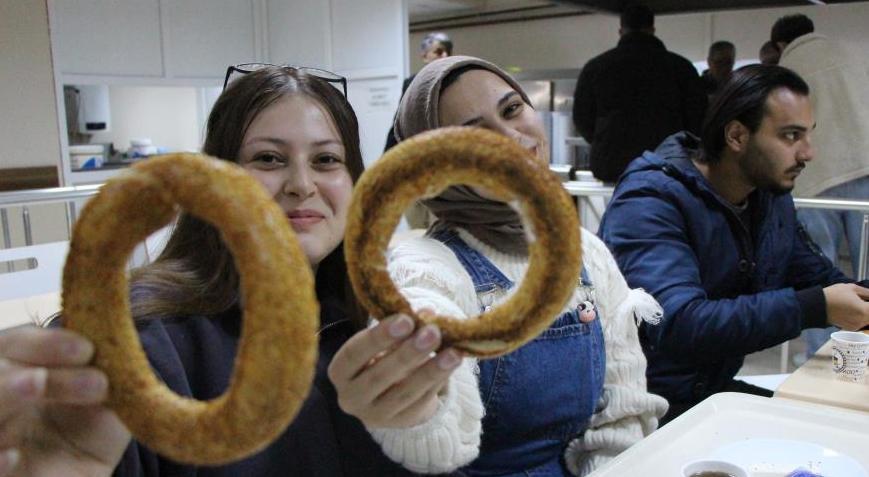 Sınavlara çalışan öğrencilere çay-simit ikramı