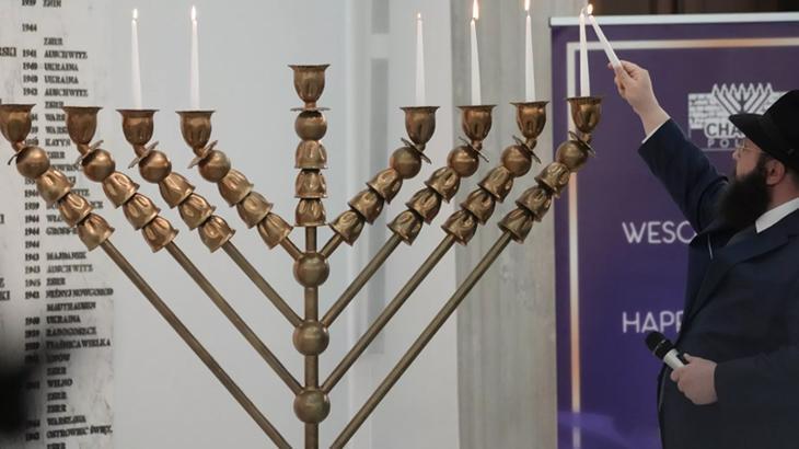 Hanuka mumlarını yangın tüpüyle söndüren milletvekilinin dokunulmazlığı kaldırıldı