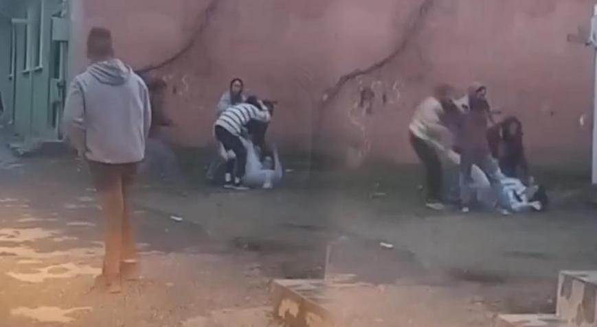 Bursa’da kızlar saç saça baş başa kavga etti