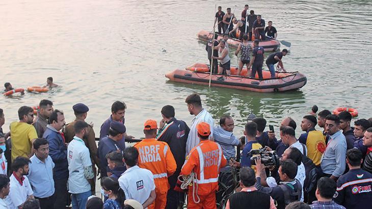 Hindistan’da korkunç olay! Öğrencileri taşıyan tekne alabora oldu: 14 ölü