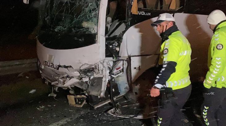Polislerin taşındığı servis ile turistlerin taşındığı otobüs çarpıştı! Yaralılar var