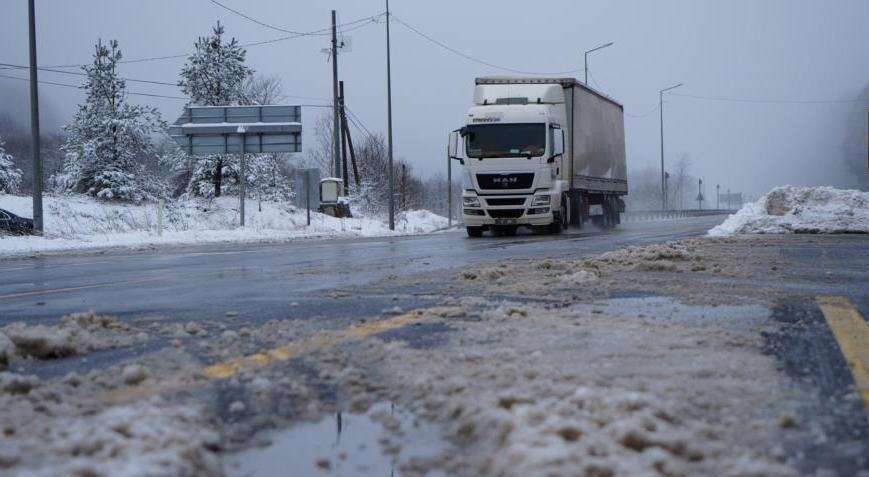 Bolu Dağı’nda kar yağışı etkili oluyor! Yeşil alanlarda kar kalınlığı 10 santimetreye yaklaştı