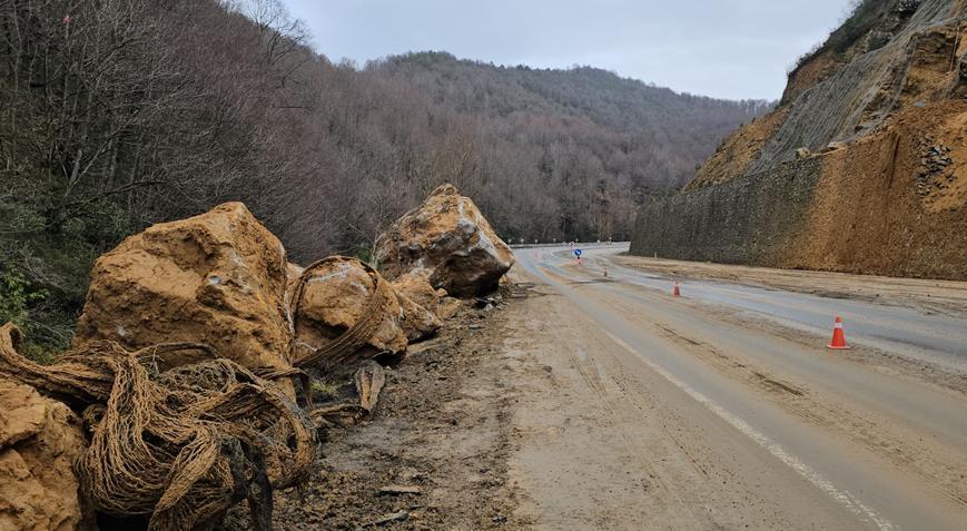Zonguldak-Ankara yoluna düşen kayalar kaldırılıyor
