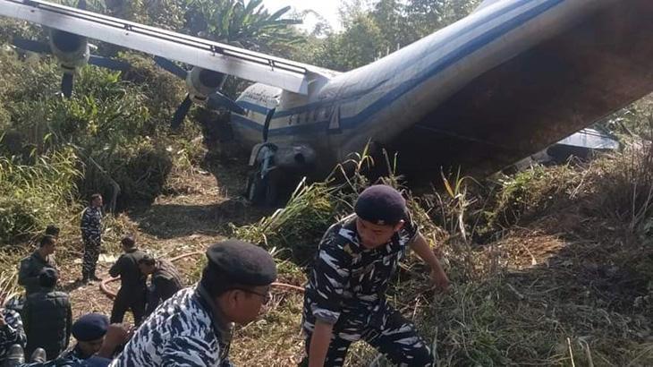 Askeri uçak pistten çıktı: 8 yaralı