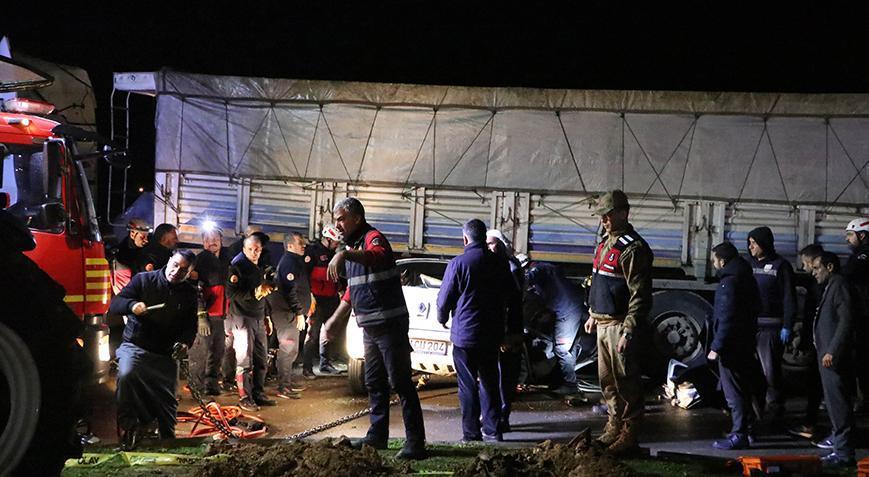 Feci kaza! Otomobil TIR’ın altına girdi: 3 kişi hayatını kaybetti