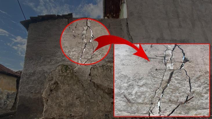 Çatlayan duvar yıkılmasın diye telle tutturuldu