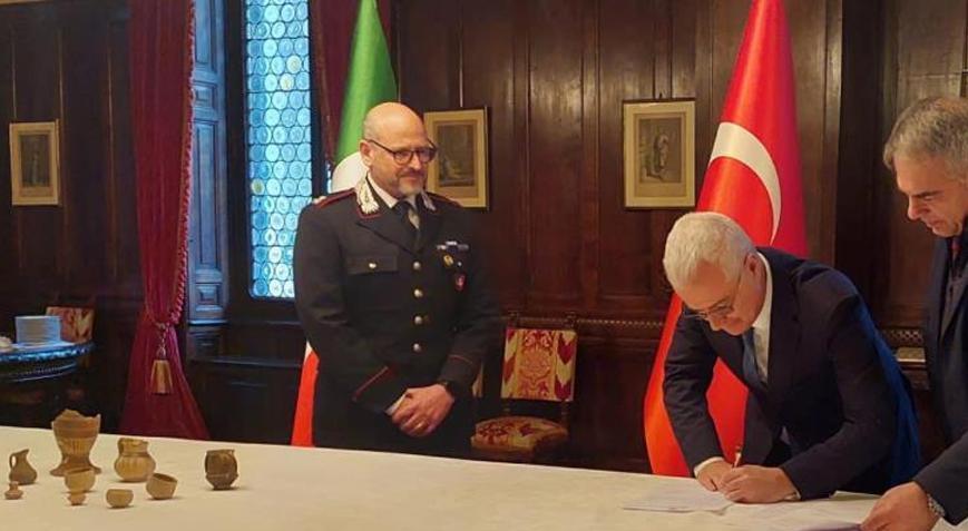 Türkiye’den kaçırılan 10 toprak eser yurda teslim edildi