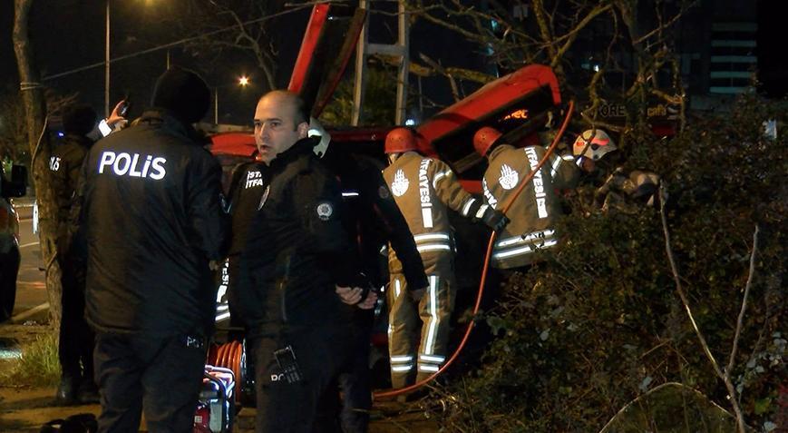 Pendik’te gece yarısı kaza! Ağaca çarpan araç takla attı: 3 yaralı