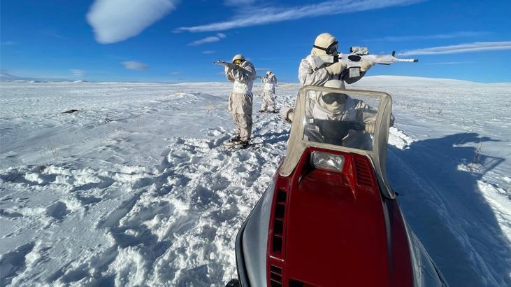 MSB paylaştı! Mehmetçik, zorlu kış şartlarında devriye faaliyetlerini sürdürüyor