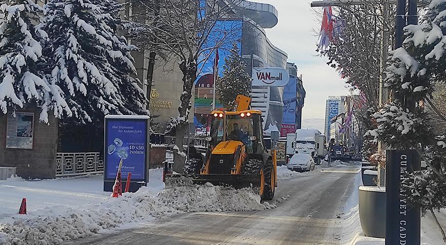 Van’da kar esareti! 451 yerleşim yeri yolunun 148’i açıldı