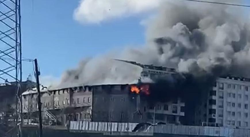 Sultangazi’de 4 katlı fabrikada yangın paniği! Ekipler olay yerinde