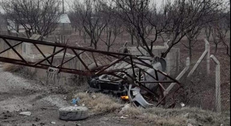 Yola düşen kabin kazaya sebep oldu! 2 kişi yaralandı